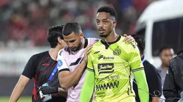 Kiper Persija Jakarta, Carlos Eduardo mendapatkan perawatan ketika menjalani laga di kandang Bali United dalam lanjutan BRI Liga 1 2024/2025, Minggu (15/12/2024).
