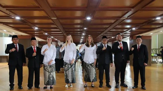 Empat pemain sepak bola wanita: Emily Julia Frederica Nahon, Felicia Victoria de Zeeuw, Iris Joska de Rouw, serta Isa Guusje Warps resmi mengambil sumpah sebagai WNI di bilangan Jakarta Selatan, Selasa (10/6/2025) pagi WIB.(Dok. Ditjen AHU)