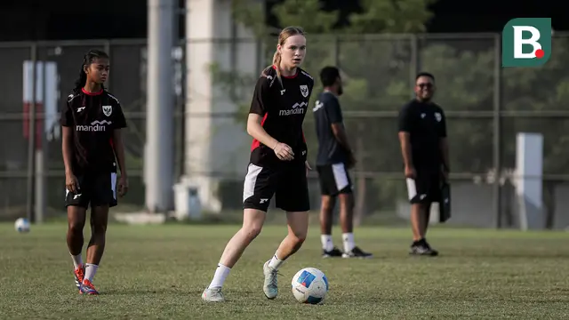 Pemain Timnas Indonesia, Isa Guusje Warps melakukan latihan jelang laga Kualifikasi Piala Asia 2026 yang berlangsung di lapangan latih Jakarta International Stadium (JIS), Jakrata Utara, Jumat (20/06/2025). (Bola.com/Bagaskara Lazuardi)