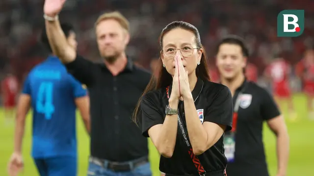 Manajer Timnas Thailand, Nualphan Lamsam atau yang akrab disapa Madam Pang menyapa fans setelah berakhirnya laga matchday ketiga Grup A Piala AFF 2022 menghadapi Indonesia di Stadion Utama Gelora Bung Karno, Senayan, Jakarta, Kamis (29/12/2022) sore WIB. (Bola.com/M Iqbal Ichsan)