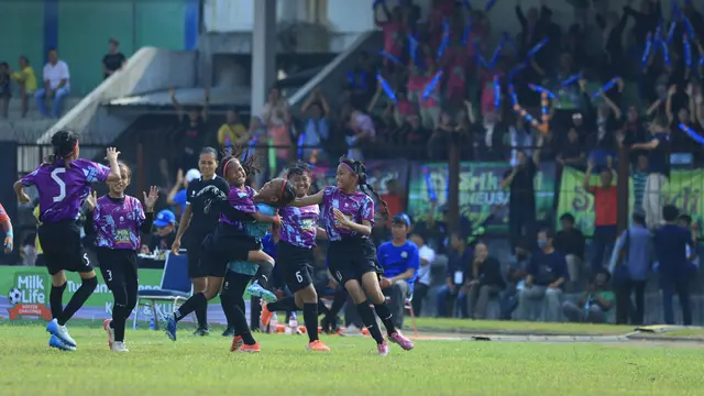 Raut bahagia saat tim KU 10 SDN Ungaran 1 berhasil menang di laga final MilkLife Soccer Challenge - Yogyakarta 2025. (Bola.com/Bakti Olahraga Djarum Foundation)
