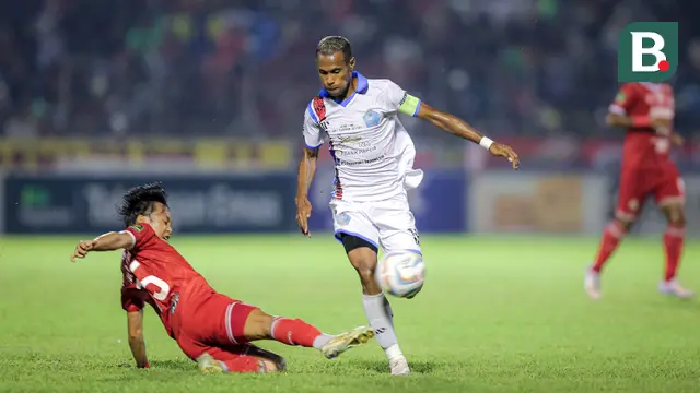 Kapten tim PSBS Biak, Ruben Sanadi (kanan) berusaha melewati adangan pemain Semen Padang, Firman Juliansyah pada laga leg kedua final Pegadaian Liga 2 2023/2024 di Stadion GOR Haji Agus Salim, Padang, Sabtu (9/3/2024). (Bola.com/Bagaskara Lazuardi)