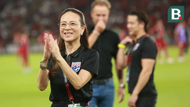 Manajer Timnas Thailand, Nualphan Lamsam atau yang akrab disapa Madam Pang menyapa fans setelah berakhirnya laga matchday ketiga Grup A Piala AFF 2022 menghadapi Indonesia di Stadion Utama Gelora Bung Karno, Senayan, Jakarta, Kamis (29/12/2022) sore WIB. (Bola.com/M Iqbal Ichsan)