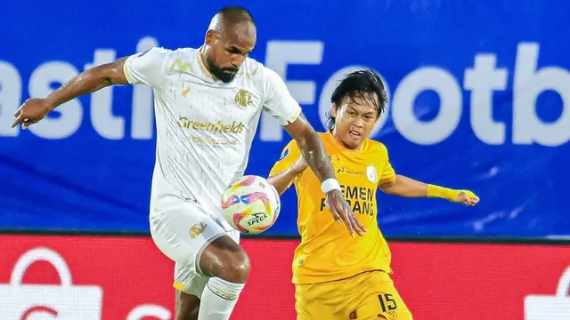 Firman Juliansyah (kanan) memperkuat Semen Padang menjalani laga pekan ke-34 BRI Liga 1 2024/2025 di kandang Arema FC, Stadion Kanjuruhan, Malang, (24/5/2025). (Dok. Semen Padang).
