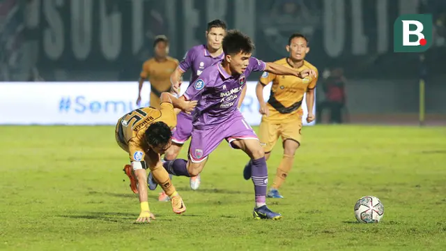 Pemain Persita Tangerang, Paulo Sitanggang berusaha melewati pemain Dewa United, Rangga Muslim dalam laga pekan ke-3 BRI Liga 1 2022/2023 antara Persita Tangerang melawan Dewa United di Indomilk Arena, Tangerang, Minggu (7/8/2022) malam WIB. (Bola.com/M Iqbal Ichsan)