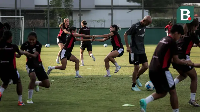 Para pemain Timnas Indonesia melakukan latihan jelang Kualifikasi Piala Asia 2026 yang berlangsung di lapangan latih Jakarta International Stadium (JIS), Jakrata Utara, Jumat (20/06/2025). (Bola.com/Bagaskara Lazuardi)