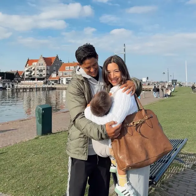 Irfan dan Jennifer Bachdim tampil kompak dalam mengurus anak selama mudik ke Belanda (@jenniferbachdim)