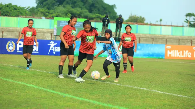 Pertandingan final KU 12 MilkLife Soccer Challenge - Yogyakarta 2025 yang mempertemukan SD Kanisius Duwet kontra MIS Al Islamiyah Grojogan di Stadion Tridadi, Sleman, Minggu (22/6/2025). Penggawa SD Kanisius Duwet, Regina Mikaela Lintang Putri menyabet gelar Best Player KU 12. (Bola.com/Bakti Olahraga Djarum Foundation)