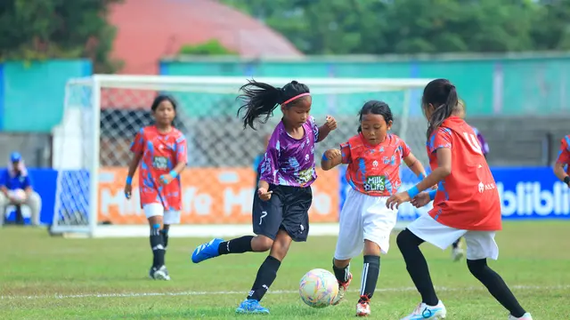 Laga pamungkas KU 10 MilkLife Soccer Challenge - Yogyakarta 2025 antara SDN Ungaran 1 dengan SDN 3 Imogiri yang berlangsung di Stadion Tridadi, Sleman, Minggu (22/6/2025). Penggawa SDN Ungaran 1, Natasha Tiolyne Hutapea meraih gelar Top Scorer dan Best Player untuk KU 10. (Bola.com/Bakti Olahraga Djarum Foundation)