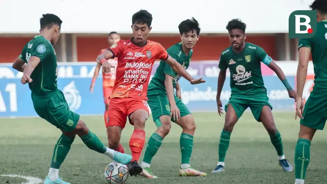 Gelandang muda Bali United I Made Tito Wiratama berusaha lepas dari penjagaan bek Persebaya Surabaya Rizky Ridho dalam lanjutan pekan ke-25 BRI Liga 1 2022/2023 di Stadion Maguwoharjo, Sleman. (Bola.com/Maheswara Putra)