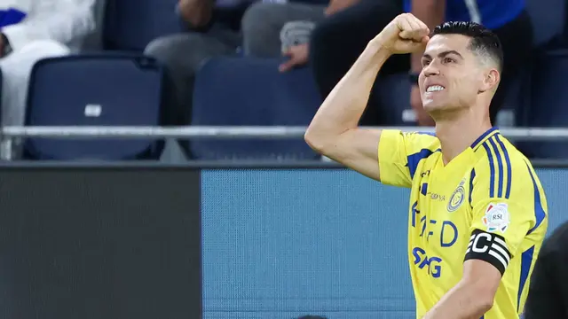 Cristiano Ronaldo kembali menunjukkan ketajamannya dengan memborong dua gol dalam kemenangan Al-Nassr atas Al-Hilal di Liga Arab Saudi, Sabtu (5/4/2025). (AFP/Fayez Nureldine)