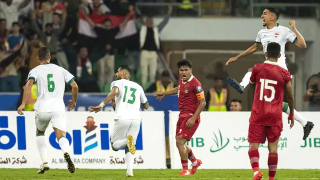 Selebrasi pemain Timnas Irak, Bashar Rasan (dua kiri) setelah mencetak gol ke gawang Timnas Indonesia dalam laga pertama Grup F Kualifikasi Piala Dunia 2026 di Basra International Stadium, Irak, Kamis (16/11/2023) malam WIB. (AFP/Hissein Faleh)