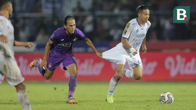 Pemain Persik Kediri, Faris Aditama (kiri). (Bola.com/Arief Bagus)