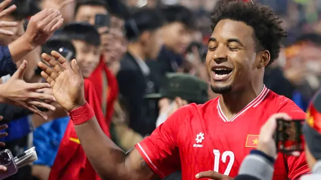 Striker naturalisasi Vietnam, Rafaelson menikmati momen kemenangan 5-0 atas Myanmar dalam laga fase grup Piala AFF 2024 di Stadion Viet Tri, Sabtu (21/12/2024). (Dok. VFF)