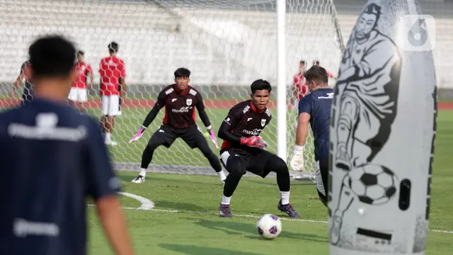 Sementara empat penjaga gawang menjalani latihan terpisah bersama staf pelatih kiper. (Liputan6.com/Helmi Fithriansyah)
