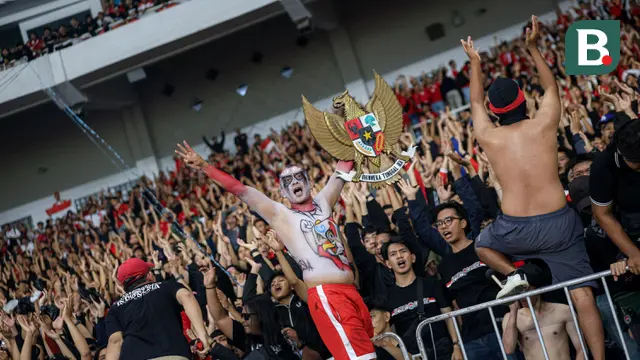 Suporter Timnas Indonesia saat melawan Jepang pada Kualifikasi Piala Dunia 2026 Zona Asia di Stadion Gelora Bung Karno, Senayan, Jakarta, Jumat (15/11/2024) malam WIB. (Bola.com/Bagaskara Lazuardi)