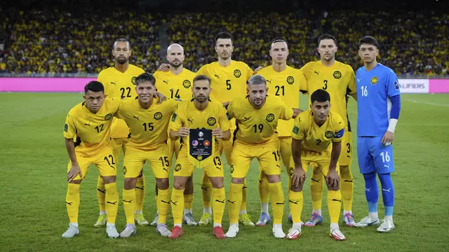 Starting XI pemain Malaysia dalam laga Grup F Kualifikasi Piala Asia 2027 melawan Vietnam di Stadion Nasional Bukit Jalil, Kuala Lumpur, Malaysia, Selasa (10/06/2025). (AP Photo/Vincent Thian)