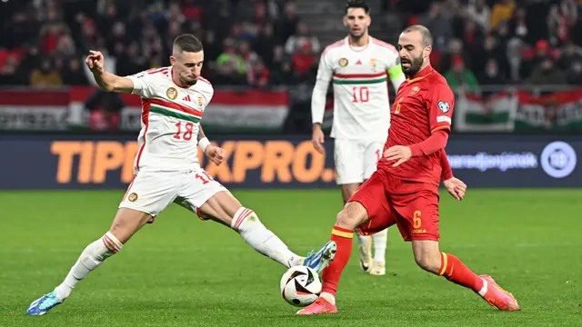 Gelandang anyar Persebaya Surabaya, Milos Raickovic (kanan). (AFP/Attila KISBENEDEK)