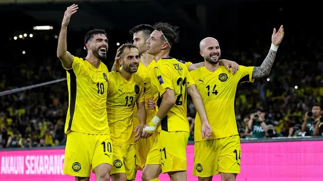 Skuad Malaysia berpesta merayakan kemenangan telak 4-0 atas Vietnam pada Kualifikasi Piala Asia 2027 di Kuala Lumpur, Selasa (10/6/2025) malam WIB. (Dok. Official Malaysia National Team)