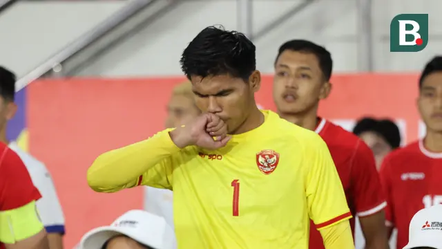 Kiper Timnas Indonesia, Cahya Supriadi bersiap saat melawan Filipina pada laga Grup B Piala AFF 2024 yang berlangsung di Stadion Manahan, Solo, Jawa Tengah, Sabtu (21/12/2024). (Bola.com/Abdul Aziz)