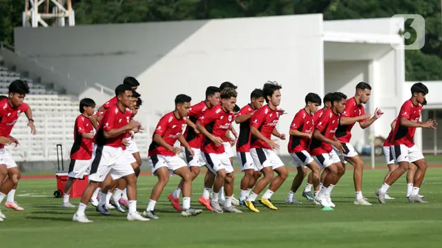 Tim Nasional (Timnas) Indonesia U-23 menggelar sesi latihan terbuka di Stadion Madya, Kompleks Gelora Bung Karno, Senayan, Jakarta, pada Senin (23/6/2025) petang. (Liputan6.com/Helmi Fithriansyah)