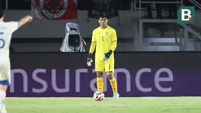 Aksi Cahya Supriadi dalam laga Grup B Piala AFF 2024 antara Timnas Indonesia Vs Filipina di Stadion Manahan, Solo, Sabtu (21/12/2024). (Bola.com/Abdul Aziz)