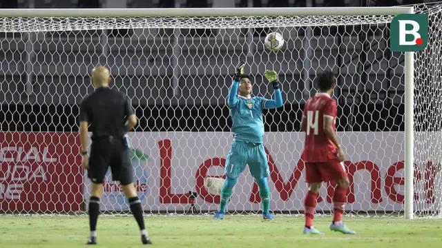 Penjaga gawang Timnas Indonesia U-20, Cahya Supriadi menangkap bola tendangan dari pemain Timnas Timor Leste U-20 saat pertandingan Grup F Kualifikasi Piala Asia U-20 2023 di Stadion Gelora Bung Tomo, Surabaya, Rabu (14/9/2022). (Bola.com/Ikhwan Yanuar)