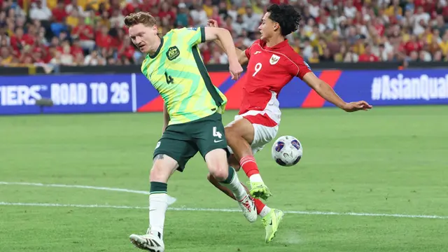 Pemain Timnas Indonesia Rafael Struick (kanan) berebut bola dengan Kye Rowles (Australia) pada putaran ketiga pertandingan sepak bola kualifikasi Piala Dunia 2026 zona Asia di Stadion Allianz, Sydney pada Kamis 20 Maret 2025. (DAVID GRAY/AFP)