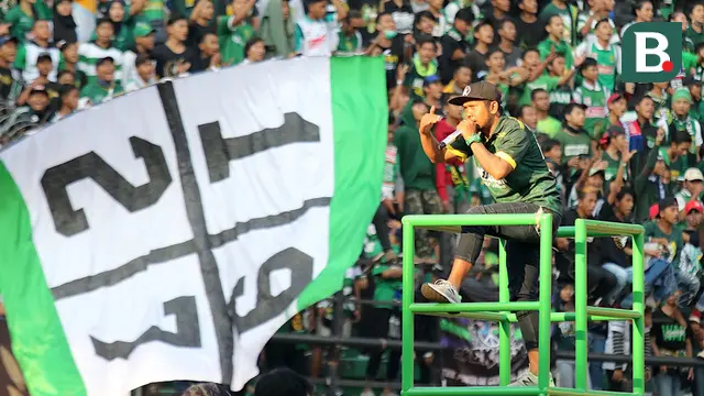 Aksi Bonek, suporter Persebaya, di Stadion Gelora Bung Tomo, Surabaya. (Bola.com/Aditya Wany)