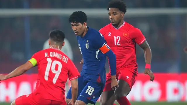 Kapten Thailand, Weerathep Pomphan mendapatkan kepungan dari dua pemain Vietnam, Rafaelson dan Nguyen Quang Hai dalam laga final leg pertama Piala AFF 2024 di Stadion Phu Tho Provincial, Viet Tri, Kamis (2/1/2024). (Dok. FAT)