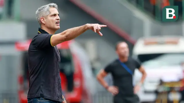 Pelatih Rans Nusantara FC, Rodrigo Santana memberikan arahan kepada anak asuhnya saat melawan Persija Jakarta pada laga BRI Liga 1 di Stadion Patriot Candrabhaga, Bekasi, Jumat (3/2/2023). Rans Nusantara FC kalah dengan skor 1-3. (Bola.com/M Iqbal Ichsan)