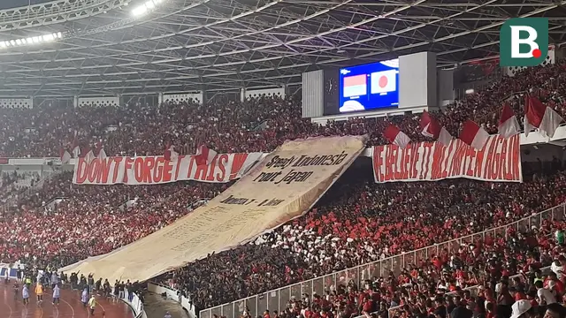 Ultras Garuda menunjukkan koreografi kemenangan Timnas Indonesia atas Jepang 7-0.