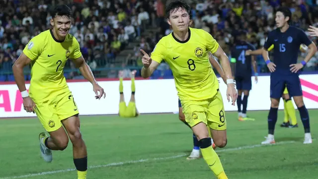 Stuart Wilkin mencetak gol pertama Timnas Malaysia saat bermain imbang 2-2 melawan Kamboja di laga pertama Grup A Piala AFF 2024 di Olympic Stadium, Phnom Penh, Minggu (8/12/2024). (Bola.com/FAM)