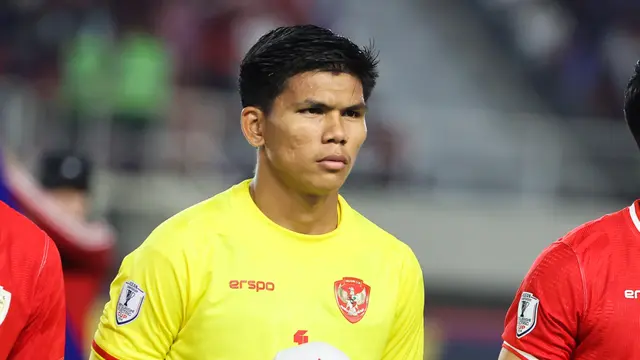 Aksi Cahya Supriadi dalam laga Grup B Piala AFF 2024 antara Timnas Indonesia Vs Filipina di Stadion Manahan, Solo, Sabtu (21/12/2024). (Bola.com/Abdul Aziz)