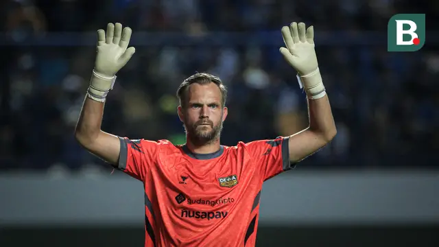 Kiper Dewa United, Sonny Stevens pada laga pekan ketiga BRI Liga 1 2023/2024 antara Persib Bandung melawan Dewa United di Stadion GBLA, Bandung, Jumat (14/07/2023). (Bola.com/Bagaskara Lazuardi)