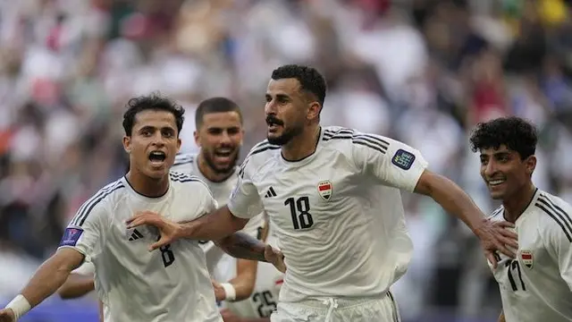 Striker Timnas Irak Aymen Hussein merayakan golnya ke gawang Jepang di matchday 2 Grup D Piala Asia 2023 di Education City Stadium, Jumat (19/01/2024) malam WIB. (c) AP Photo/Aijaz Rahi