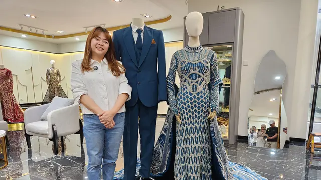 fashion designer Catherine Wong yang mempersiapkan busana pengantin Rizky Ridho dan Sendy Aulia. (Bola.com/Wahyu Pratama)