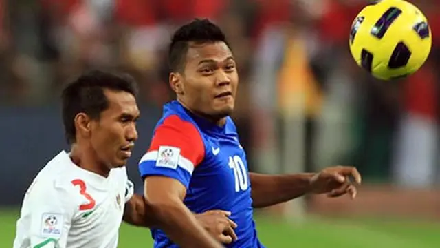 Striker Malaysia Mohd Safee Sali (kanan) dibayangi bek Indonesia Zulkifli Syukur pada leg pertama final Piala AFF di Stadion Bukit Jalil, 26 Desember 2010. AFP PHOTO/KAMARUL AKHIR