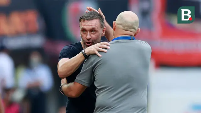 Pelatih Persija Jakarta, Thomas Doll berpelukan dengan pelatih PSM Makassar, Bernardo Tavares pada laga pekan ke-20 BRI Liga 1 2022/2023 di Stadion Patriot Candrabhaga, Bekasi, Rabu (25/1/2023). Persija menang dengan skor 4-2. (Bola.com/M Iqbal Ichsan)