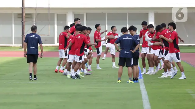 Latihan dimulai dengan sesi permainan ringan (games), kemudian dilanjutkan dengan pemanasan berupa berlari ringan mengelilingi lapangan. (Liputan6.com/Helmi Fithriansyah)