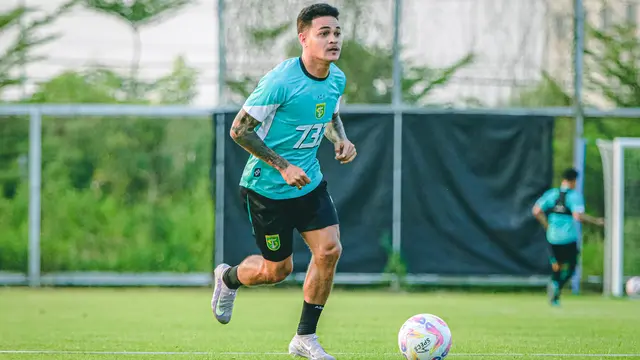 Winger asing Gali Freitas mengikuti latihan perdana bersama Persebaya Surabaya. Mereka menggelar latihan di Lapangan ABC Kompleks Gelora Bung Tomo, Surabaya, Senin (23/6/2025) sore. (Aditya Wani/Bola.com)