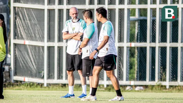 Pelatih Persebaya Surabaya, Eduardo Perez (kiri), memimpin sesi latihan perdana timnya di Lapangan ABC Kompleks Gelora Bung Tomo, Surabaya, Senin (23/6/2025 malam WIB. (Bola.com/Aditya Wany)