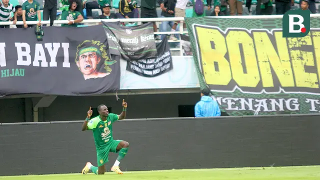 Penyerang Persebaya Surabaya, Flavio Silva, melakukan selebrasi setelah mencetak gol ke gawang Arema FC dalam lanjutan BRI Liga 1 2024/2025 di Stadion Gelora Bung Tomo, Surabaya, Sabtu (7/12/2024). (Bola.com/Aditya Wany)
