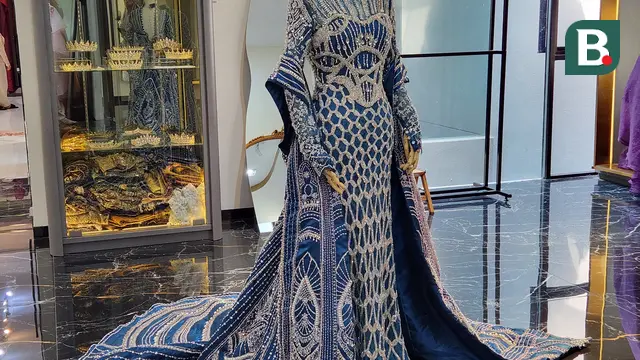 Penampakan gaun pengantin Sendy Aulia, istri dari bek Timnas Indonesia, Rizky Ridho. (Bola.com/Wahyu Pratama)
