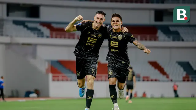 Joao Ferrari melakukan selebrasi bersama Galih Freitas usai mencetak gol ke gawang PSM Makassar menit ke-37 dalam lanjutan BRI Liga 1 Pekan ke-23 yang dihelat di Stadion Jatidiri, Semarang, Minggu malam (16/02/2025).  (Bola.com/Nandang Permana)