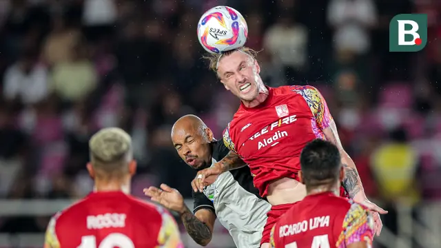 Pemain Persis Solo, Eduardo Kunde (kanan) berduel udara dengan pemain Persija Jakarta, Gustavo Almeida pada laga perebutan peringkat ketiga Piala Presiden 2024 di Stadion Manahan, Solo, Sabtu (3/8/2024). (Bola.com/Bagaskara Lazuardi)
