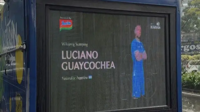Pengumuman perekrutan Luciano Guaycochea oleh Persib Bandung yang dilakukan melalui mobitron yang berkeliling di jalan-jalan Kota Bandung. (Bola.com/Erwin Snaz)