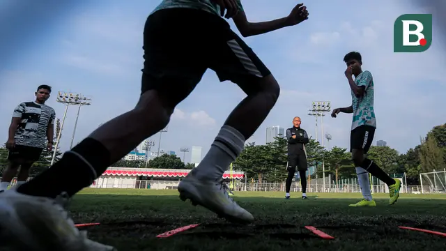Pelatih Timnas Indonesia U-17, Nova Arianto saat memimpin seleksi yang berlangsung di Lapangan B, Kompleks Stadion Utama Gelora Bung Karno (SUGBK), Senayan, Jakarta, Kamis (08/08/2024). (Bola.com/Bagaskara Lazuardi)