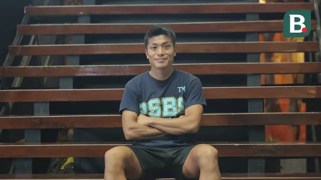 Takuya Matsunaga sedang malukan sesi foto di hotel daerah BSD, Serpong, Tanggerang pada Kamis (01/05/2025). (Bola.com/M Iqbal Ichsan)