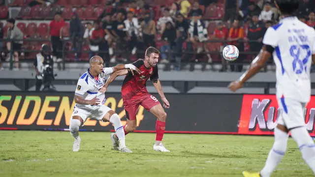 Pemain Persija Jakarta, Ramon Bueno (kanan), berusaha mengejar bola dibayangi pemain Arema FC, William Moreira, pada laga matchday kedua Grup B Piala Presiden 2024 di Stadion Kapten I Wayan Dipta, Gianyar, Bali, Rabu (24/7/2024). (Dok. Persija)